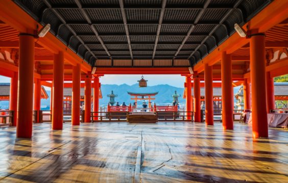 itsukushima-shrine_pixta02