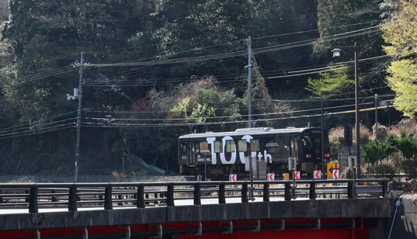 【山口観光】美祢線全線開通100周年ラッピング列車が運行中。長門湯本駅にも停車します。