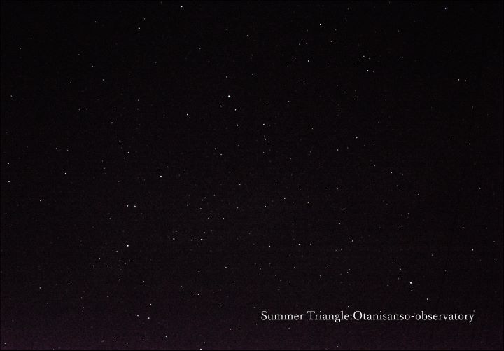 【7月の天体ドーム】夏の星空の目印、3つの一等星からなる夏の大三角形をお愉しみくださいませ。