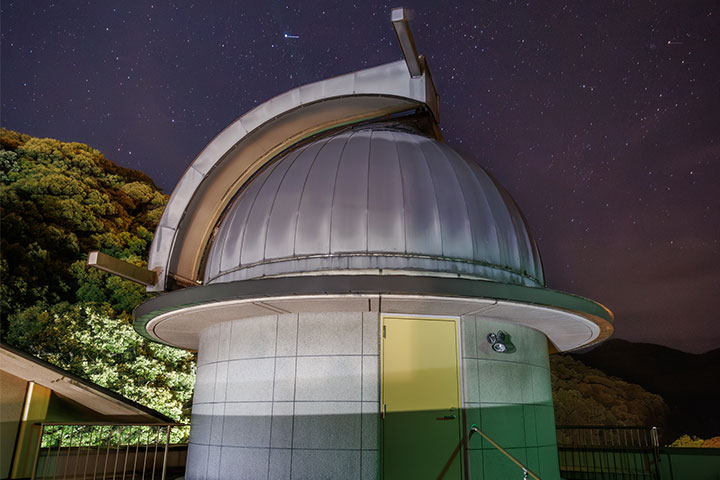 【6月の天体ドーム】梅雨の晴れ間に輝く星々。ベガやアンタレスなど、春から夏へ移り変わる夜空をお愉しみくださいませ。